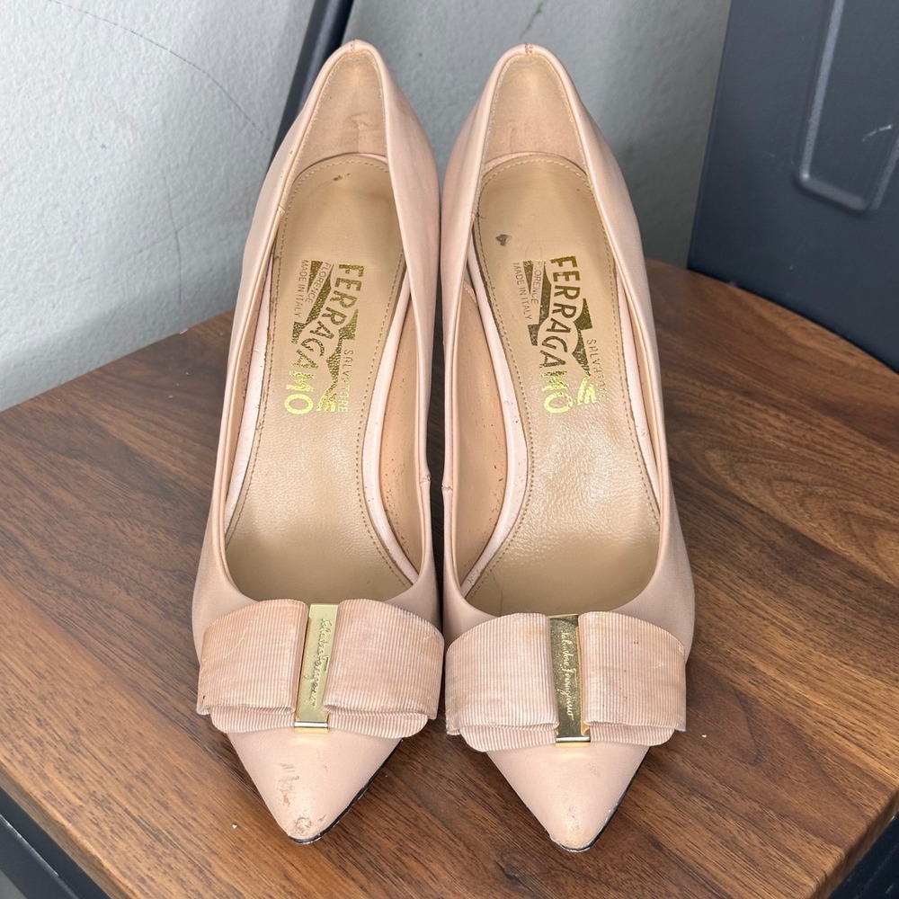 Salvatore Ferragamo Nude Leather Vara Bow Pointed Toe Pumps Heels Size 40 Italy